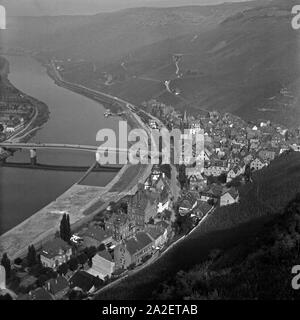 Blick von der Burgruine Landshut in die Stadt Bernkastel an der Mosel, Deutschland 1930er Jahre. Blick von der Überreste der Burg Landshut hinunter in die Stadt Bernkastel, Deutschland 1930. Stockfoto