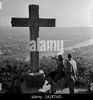 Blick Vom Kreuz der Mariensäule Auf Die Mosel Und Die Stadt Trier, Deutschland, 1930er Jahre. Blick vom Kreuz von Mariensäule auf Mosel und die Stadt Trier, Deutschland der 1930er Jahre. Stockfoto