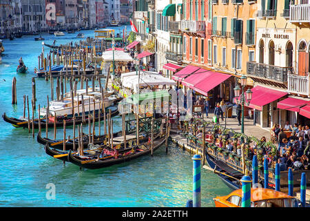 Venedig, Italien, 20. April, 2019: Blick aus einem Wahrzeichen Rialto Brücke, eines der Wahrzeichen Venedigs besuchten Standorten Stockfoto