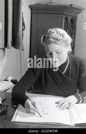 Die Modeschöpferin Annemaria Geise bei der Arbeit in ihrem Studio; Deutschland Ca. 1939. Fashion Designer Annemaria Geise bei der Arbeit in ihrem Atelier, Deutschland Ca. 1939. Stockfoto