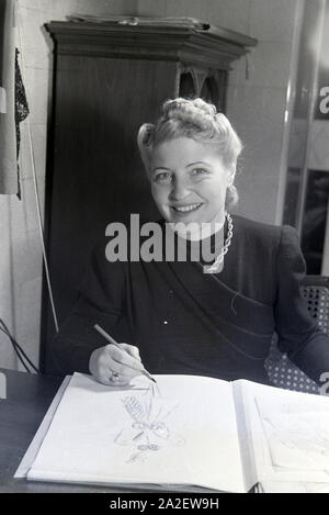 Die Modeschöpferin Annemaria Geise bei der Arbeit in ihrem Studio; Deutschland Ca. 1939. Fashion Designer Annemaria Geise bei der Arbeit in ihrem Atelier, Deutschland Ca. 1939. Stockfoto