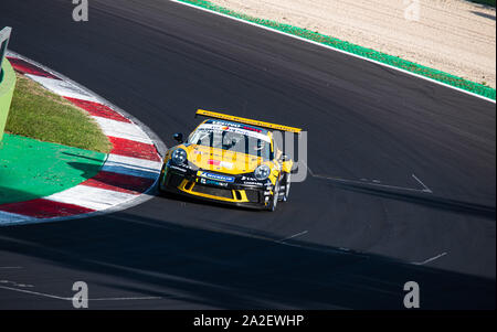 Vallelunga, Italien am 14. September 2019. Porsche Carrera Rennwagen in Aktion bei Wendung in asphaltpiste Stromkreis Stockfoto