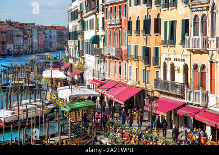 Venedig, Italien, 20. April, 2019: Blick aus einem Wahrzeichen Rialto Brücke, eines der Wahrzeichen Venedigs besuchten Standorten Stockfoto
