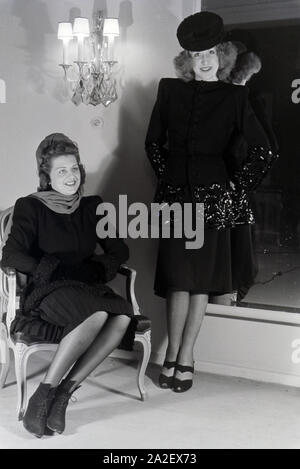 Zwei Modelle bei der Anprobe von Kleidern der Berliner Modeschöpferin Hilda Romatzki, Deutschland Ca. 1939. Zwei Modelle, die versuchen, kleider mode Design Stockfoto