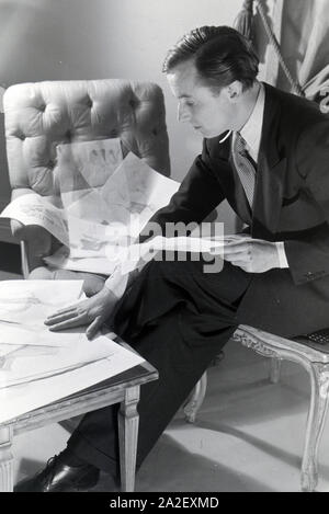 Der Modeschöpfer Heinz Schulze-Bibernell bei der Sichtung Thunfischwadenfänger Entwurfsskizzen, Deutschland Ca. 1939. Die Fashion Designer Heinz Schulze-Bibernell an seinem Design Skizzen suchen, Deutschland Ca. 1939. Stockfoto