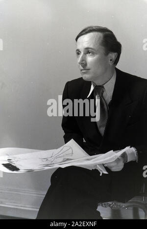 Der Modeschöpfer Heinz Schulze-Bibernell bei der Sichtung Thunfischwadenfänger Entwurfsskizzen, Deutschland Ca. 1939. Die Fashion Designer Heinz Schulze-Bibernell an seinem Design Skizzen suchen, Deutschland Ca. 1939. Stockfoto