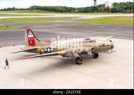 Collings Foundation B-17G Flying Fortress, Nine-O-Nine, an den Worcester Regional Airport für Flügel der Freiheit. Stockfoto