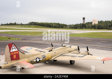 Collings Foundation B-17G Flying Fortress, Nine-O-Nine, an den Worcester Regional Airport für Flügel der Freiheit. Stockfoto