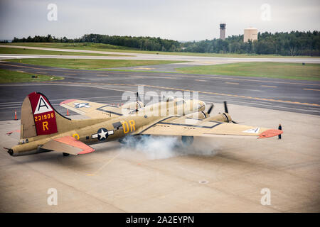 Collings Foundation B-17G Flying Fortress, Nine-O-Nine, beginnend bei Worcester Regional Airport für Flügel der Freiheit. Stockfoto