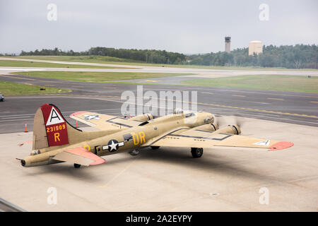 Collings Foundation B-17G Flying Fortress, Nine-O-Nine, an den Worcester Regional Airport für Flügel der Freiheit. Stockfoto