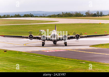 Collings Foundation B-17G Flying Fortress, Nine-O-Nine, an den Worcester Regional Airport für Flügel der Freiheit. Stockfoto