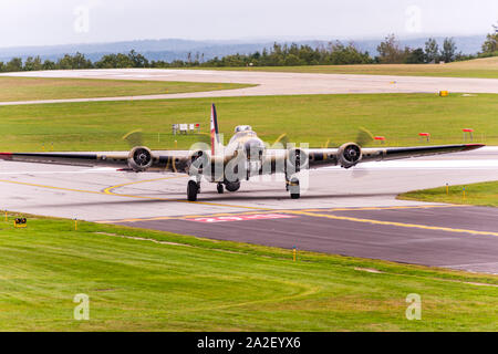 Collings Foundation B-17G Flying Fortress, Nine-O-Nine, an den Worcester Regional Airport für Flügel der Freiheit. Stockfoto