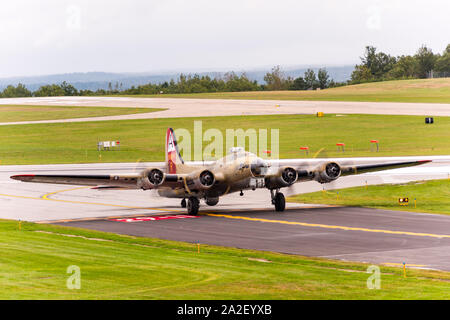 Collings Foundation B-17G Flying Fortress, Nine-O-Nine, an den Worcester Regional Airport für Flügel der Freiheit. Stockfoto