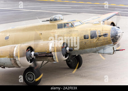 Collings Foundation B-17G Flying Fortress, Nine-O-Nine, an den Worcester Regional Airport für Flügel der Freiheit. Stockfoto