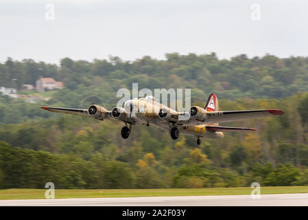 Collings Foundation B-17G Flying Fortress, Nine-O-Nine, an den Worcester Regional Airport für Flügel der Freiheit. Stockfoto