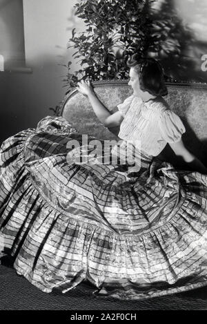 Ein Modell bei der päsentation des Kleids folkloristischen, anlässlich der Wiener Modewoche im Haus der Modus "Palais Lobkowitz", Deutschland 1940 er Stockfoto