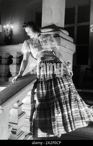 Ein Modell bei der päsentation des Kleids folkloristischen, anlässlich der Wiener Modewoche im Haus der Modus "Palais Lobkowitz", Deutschland 1940 er Stockfoto