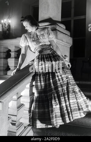 Ein Modell bei der päsentation des Kleids folkloristischen, anlässlich der Wiener Modewoche im Haus der Modus "Palais Lobkowitz", Deutschland 1940 er Stockfoto