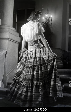 Ein Modell bei der päsentation des Kleids folkloristischen, anlässlich der Wiener Modewoche im Haus der Modus "Palais Lobkowitz", Deutschland 1940 er Stockfoto