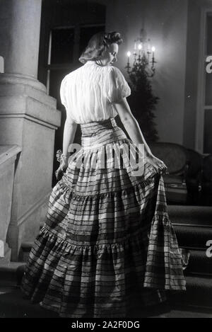 Ein Modell bei der päsentation des Kleids folkloristischen, anlässlich der Wiener Modewoche im Haus der Modus "Palais Lobkowitz", Deutschland 1940 er Stockfoto