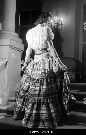 Ein Modell bei der päsentation des Kleids folkloristischen, anlässlich der Wiener Modewoche im Haus der Modus "Palais Lobkowitz", Deutschland 1940 er Stockfoto