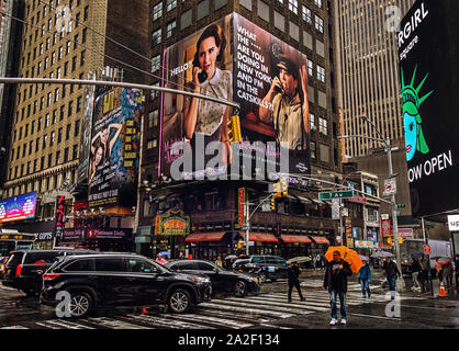 New York City, USA, Mai 2019, Stadtszene an einem regnerischen Tag auf der 7th Ave & W 48th St, Manhattan Stockfoto