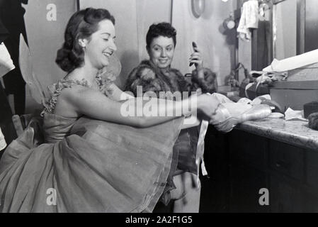 Tänzerinnen in der Umkleidekabine Im Opernhaus in Rom; Italienischen 1940er Jahre. Chor-Mädchen in der Umkleidekabine in der Oper in Rom; Italien der 1940er Jahre. Stockfoto