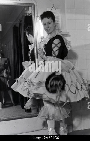 Meint in der Umkleidekabine Im Opernhaus in Rom; Italienischen 1940er Jahre. Tänzerin in der Umkleidekabine in der Oper in Rom; Italien der 1940er Jahre. Stockfoto