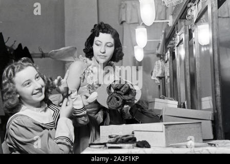 Tänzerinnen in der Umkleidekabine Im Opernhaus in Rom; Italienischen 1940er Jahre. Chor-Mädchen in der Umkleidekabine in der Oper in Rom; Italien der 1940er Jahre. Stockfoto