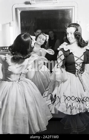 Tänzerinnen in der Umkleidekabine Im Opernhaus in Rom; Italienischen 1940er Jahre. Chor-Mädchen in der Umkleidekabine in der Oper in Rom; Italien der 1940er Jahre. Stockfoto