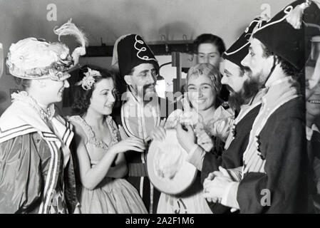 Kostümierte Opernsänger in der Umkleidekabine im Opernhaus in Rom; / 1940er Jahre. Kostümierte Opernsänger in der Umkleidekabine in der Oper in R Stockfoto