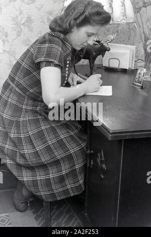 Sterben sie Weltmeisterin Anni Kapell eine Dachmarke Schreibtisch, Deutsches Reich 1941. Weltmeisterin Anni Kapell an ihrem Schreibtisch und Deutschland 1941 Stockfoto