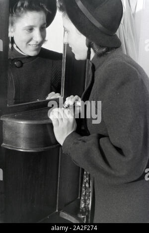 Weltmeisterin Anni Kapell bei ihrer Familie, Deutsches Reich 1941 sterben. Weltmeister Anni Kapell bei ihrer Familie, Deutschland 1941 Stockfoto