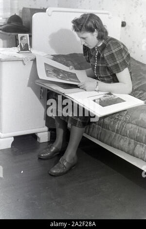 Weltmeisterin Anni Kapell bei ihrer Familie, Deutsches Reich 1941 sterben. Weltmeister Anni Kapell bei ihrer Familie, Deutschland 1941 Stockfoto