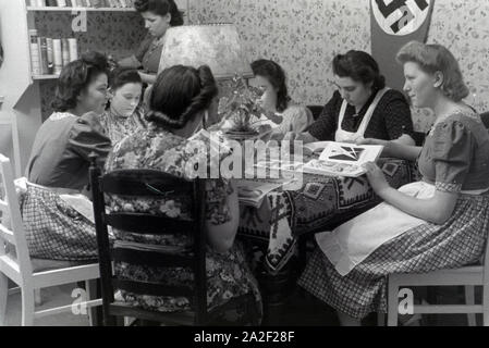 Angestellte des Musterbetriebs Wilhelm Plum in München Gladbach, Deutsches Reich 1941. Mitarbeiter des Modells Werk Wilhelm Plum in München Gladbach, Deutschland 1941. Stockfoto