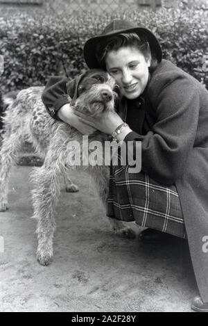 Die Weltmeisterin Anni Kapell, mit ihrem Hund, Deutsches Reich 1941. Weltmeister Anni Kapell mit ihrem Hund, Deutschland 1941 Stockfoto