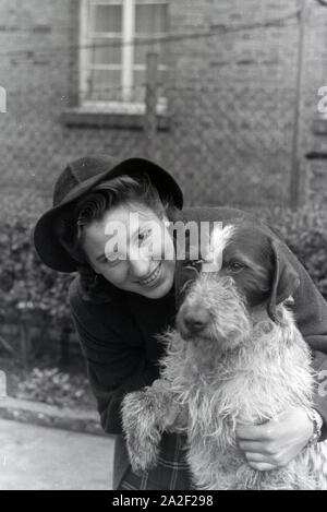 Die Weltmeisterin Anni Kapell, mit ihrem Hund, Deutsches Reich 1941. Weltmeister Anni Kapell mit ihrem Hund, Deutschland 1941 Stockfoto