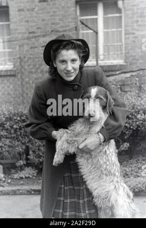 Die Weltmeisterin Anni Kapell, mit ihrem Hund, Deutsches Reich 1941. Weltmeister Anni Kapell mit ihrem Hund, Deutschland 1941 Stockfoto