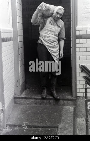 Angestellter des Musterbetriebs Wilhelm Plum in München Gladbach, Deutsches Reich 1941. Mitarbeiter des Modells Werk Wilhelm Plum in München Gladbach, Deutschland 1941. Stockfoto