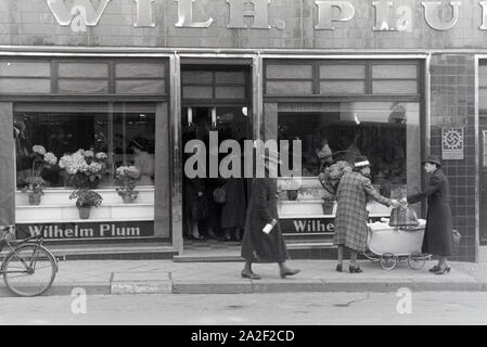 Außenansicht auf den Musterbetrieb Wilhelm Plum in München Gladbach, Deutsches Reich 1941. Außenansicht des Modells Werk Wilhelm Plum in München Gl Stockfoto