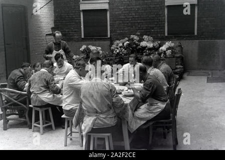 Speisung der Angestellten des Musterbetriebs Wilhelm Plum in München Gladbach, Deutsches Reich 1941. Fütterung der Mitarbeiter der Modellpflanze Wilhe Stockfoto