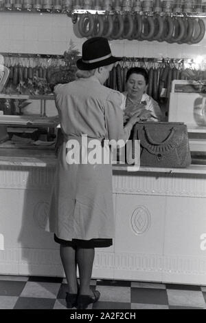 Eine Kundin beim Einkauf im Musterbetrieb Wilhelm Plum in München Gladbach, Deutsches Reich 1941. Ein client Shopping in der Modellpflanze Wilhelm Plum in Stockfoto