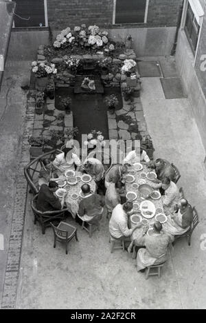 Speisung der Angestellten des Musterbetriebs Wilhelm Plum in München Gladbach, Deutsches Reich 1941. Fütterung der Mitarbeiter der Modellpflanze Wilhe Stockfoto