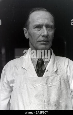 Angestellter des Musterbetriebs Wilhelm Plum in München Gladbach, Deutsches Reich 1941. Mitarbeiter des Modells Werk Wilhelm Plum in München Gladbach, Deutschland 1941. Stockfoto