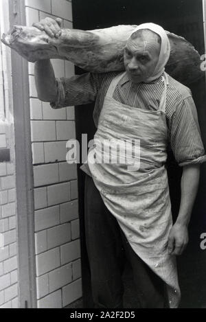 Angestellter des Musterbetriebs Wilhelm Plum in München Gladbach, Deutsches Reich 1941. Mitarbeiter des Modells Werk Wilhelm Plum in München Gladbach, Deutschland 1941. Stockfoto