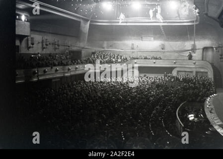 Eine Aufführung im Teatro alla Scala in Mailand, Italien 1941. Leistung in das Teatro alla Scala in Mailand, Italien 1941. Stockfoto