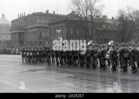 Zeremonie der Überreichung der Sarajevotafel als Kriegssouvenir Im Zeughaus, Unter Den Linden, Berlin, Deutsches Reich 1941. Zeremonie der Präsentation der Sarajevo-Platte als Trophäe in der Waffenkammer, Unter Den Linden, Berlin 1941. Stockfoto