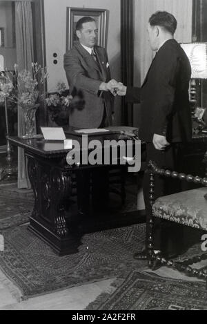 Der Inhaber des Musterbetriebs Wilhelm Pflaume mit einem Geschäftspartner, Deutsches Reich 1941. Eigentümer der Modellpflanze Wilhelm Pflaume mit einem Business Partner, Deutschland 1941. Stockfoto