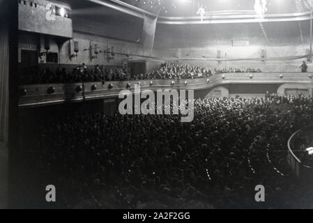 Eine Aufführung im Teatro alla Scala in Mailand, Italien 1941. Leistung in das Teatro alla Scala in Mailand, Italien 1941. Stockfoto