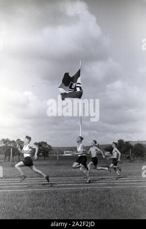 Sportler der Napola Naumburg bei einem Wettkampf, Deutsches Reich 1941. Athleten Der NaPolA Naumburg an einer Konkurrenz, Deutschland 1941. Stockfoto